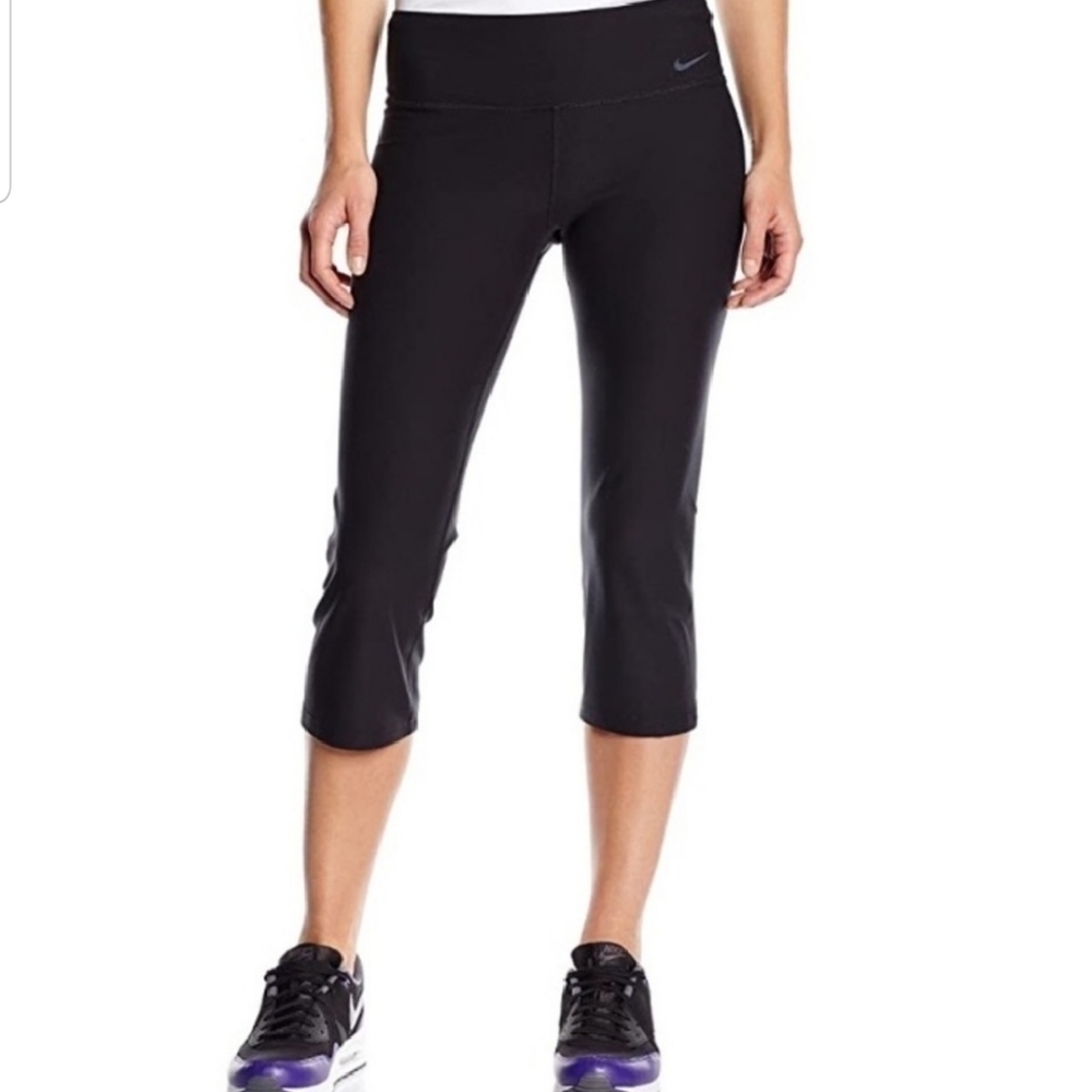 NWOT Nike running capri pants size M